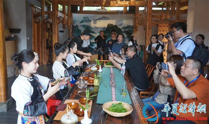 在國茶村茶廬，兩岸媒體人拍攝采訪黃金茶茶藝表演。（攝影：虞鷹）