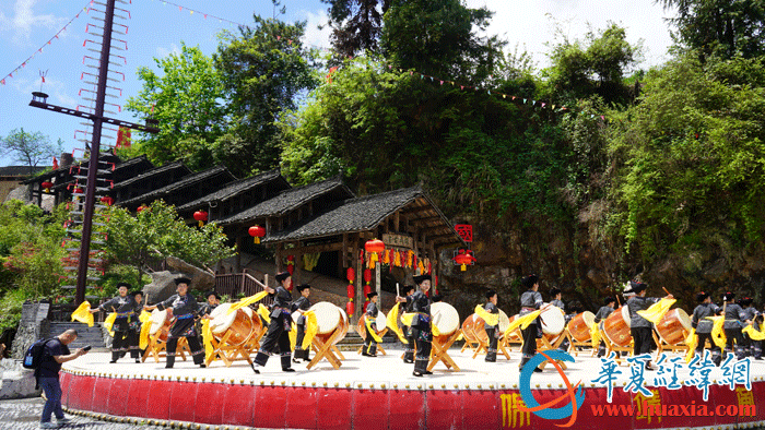 國茶村村民在雄戎古窯前進(jìn)行民俗表演。（攝影：虞鷹）