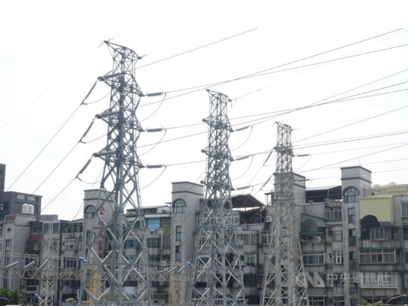 圖為臺灣新北市區(qū)一處高壓電塔。（圖源：臺灣“中央社”）