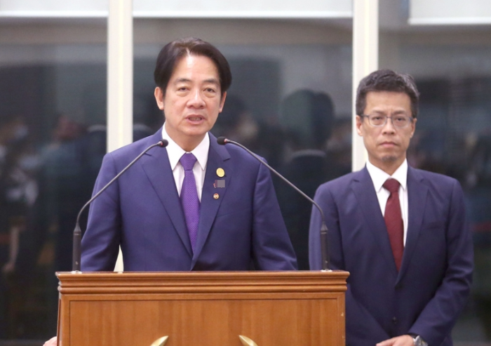 賴清德（中）、蔡英文辦公室副秘書長黃重諺（右）