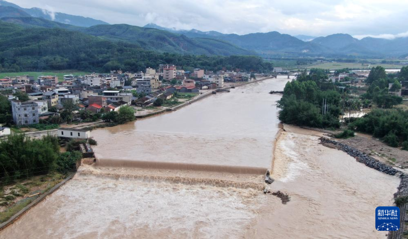 4月21日，流經(jīng)廣東省韶關(guān)市武江區(qū)的北江支流水流湍急(無(wú)人機(jī)照片)。新華社記者 盧漢欣 攝