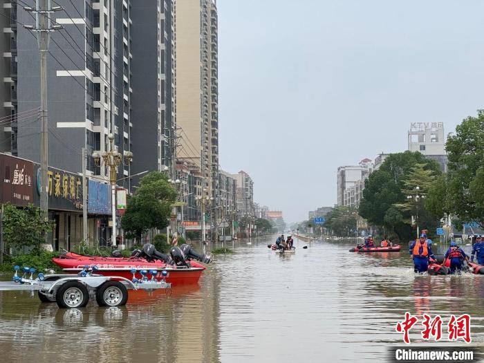 4月22日，清遠(yuǎn)英德浛洸鎮(zhèn)救援現(xiàn)場(chǎng)。王堅(jiān) 攝