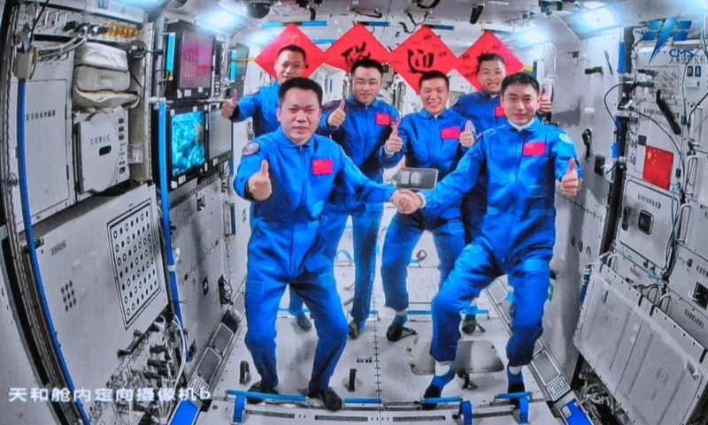 神舟十七號、神舟十八號兩個航天員乘組“太空會師”。來源：中國載人航天工程