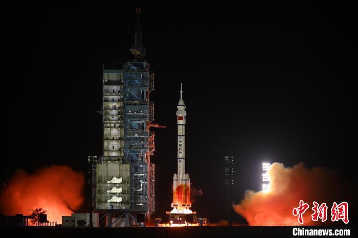 4月25日20時(shí)59分，搭載神舟十八號(hào)載人飛船的長(zhǎng)征二號(hào)F遙十八運(yùn)載火箭在酒泉衛(wèi)星發(fā)射中心點(diǎn)火發(fā)射，約10分鐘后，神舟十八號(hào)載人飛船與火箭成功分離，進(jìn)入預(yù)定軌道。目前，航天員乘組狀態(tài)良好，發(fā)射取得圓滿成功。(汪江波 攝)