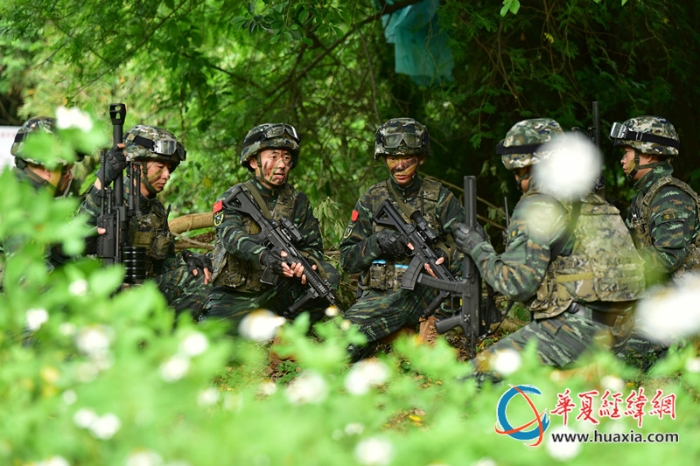 圖五：特戰(zhàn)隊員進行戰(zhàn)術部署。王松青 攝_副本