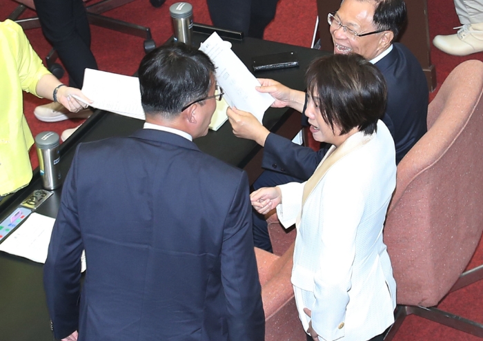 立法院26日院會(huì)表決民進(jìn)黨團(tuán)所提國(guó)會(huì)改革等法案變更議程案，投票期間，民進(jìn)黨立委范雲(yún)（右）質(zhì)疑民眾黨立委黃國(guó)昌（左）態(tài)度反覆，黃國(guó)昌則咆哮「欠你嗎？」（姚志平攝）
