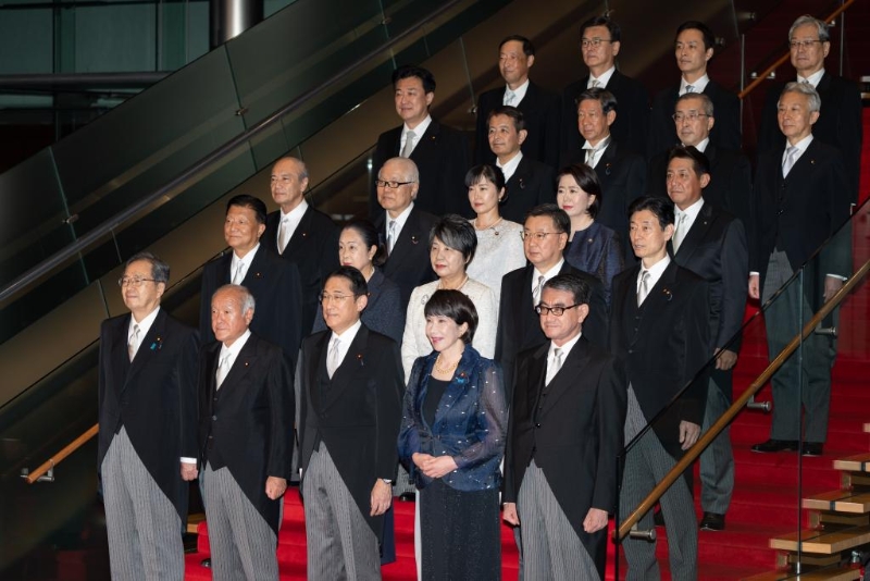 2023年9月13日，日本首相岸田文雄（前排中）在東京的首相官邸率閣僚合影。（圖源：新華社）