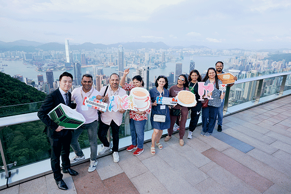 來自海內(nèi)外的會(huì)獎(jiǎng)旅游業(yè)界代表在香港領(lǐng)略獨(dú)特城市風(fēng)光。（香港旅游發(fā)展局供圖）