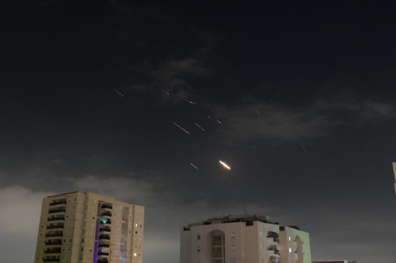 這是4月14日凌晨在以色列特拉維夫上空拍攝的以色列防空系統(tǒng)啟動(dòng)攔截的畫面。（圖源：新華社）