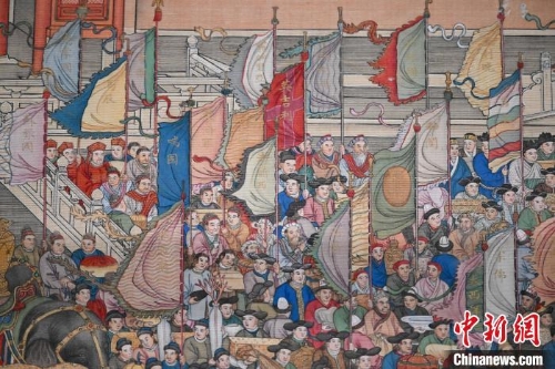 “紫禁城與凡爾賽宮——17、18世紀的中法交往”展覽中的展品《萬國來朝圖》中繪有不同國家名稱的旗幟，其中一面寫著“法蘭西”?！√镉觋粩z.jpg