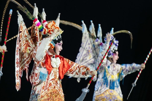 4月12日，澳門青年演員在第四屆粵港澳大灣區(qū)中國戲劇文化節(jié)開幕戲劇晚會上表演原創(chuàng)粵劇《梅花香自苦寒來》。新華社記者 張金加 攝.JPG