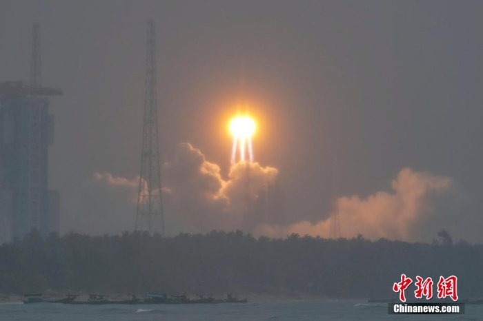 圖為嫦娥六號探測器由長征五號遙八運載火箭在中國文昌航天發(fā)射場成功發(fā)射。<a target='_blank' href='/' >中新網</a>記者 駱云飛 攝
