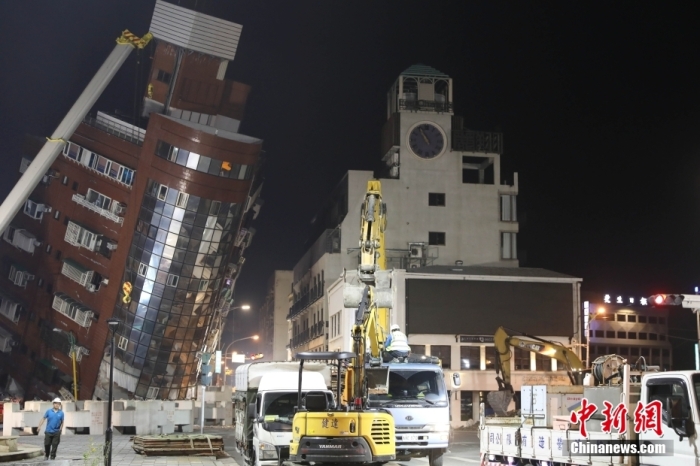 4月3日7時58分在臺灣花蓮縣海域發(fā)生7.3級地震，震源深度12公里。震后，位于花蓮的天王星大樓發(fā)生嚴重傾斜，多人受困。據(jù)了解，地震發(fā)生時天王星大樓內(nèi)共有25人，截至目前已救出24人，1人待救援。圖為4月3日晚，天王星大樓救援現(xiàn)場。中新社記者 楊程晨 攝.jpg