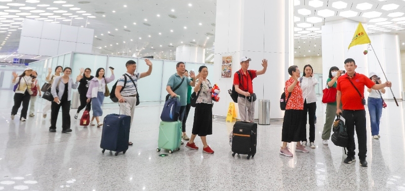 內(nèi)地居民多次往返澳琴“首發(fā)團”抵澳。澳門特區(qū)旅游局供圖