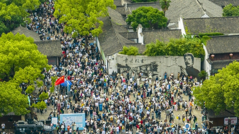 5月3日，游客在浙江省紹興市魯迅故里參觀游玩（無人機(jī)照片）。（圖源：新華社）