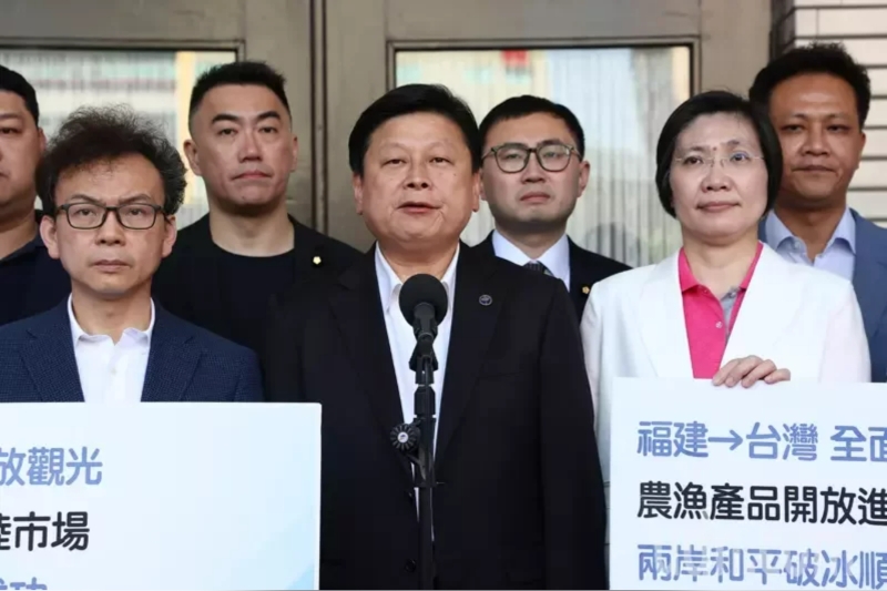 臺立法機(jī)構(gòu)國民黨團(tuán)總召傅崐萁（中）與16名一同赴陸參訪的藍(lán)營民代們，在臺立法機(jī)構(gòu)議場前舉行“兩岸破冰和平之旅，振興臺灣百工百業(yè)”記者會，宣告此次赴大陸之行的各項(xiàng)惠臺成果。記者許正宏／攝影 圖片來源：臺灣“聯(lián)合新聞網(wǎng)”