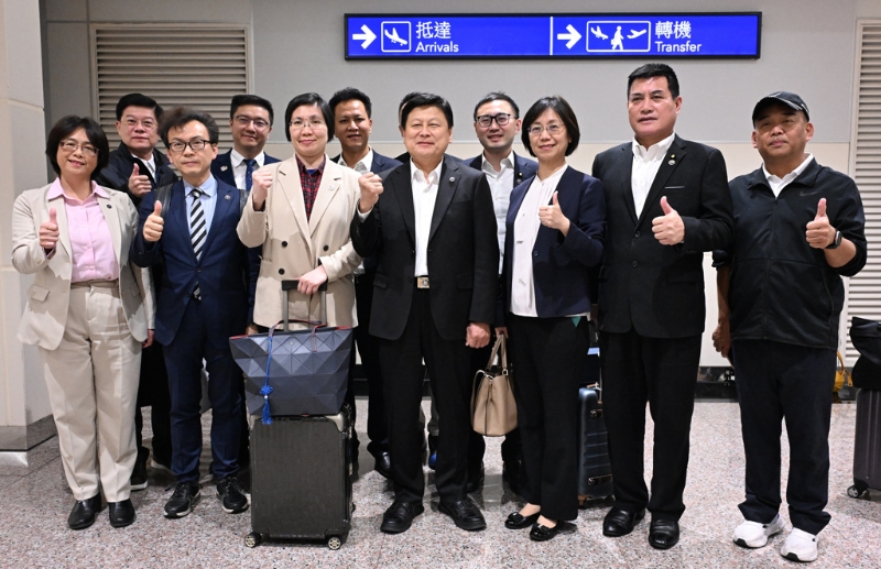 臺立法機(jī)構(gòu)國民黨團(tuán)總召傅崐萁（中）結(jié)束訪陸行程，并于28日深夜返臺。（資料照,陳麒全攝） 圖片來源：臺灣“聯(lián)合新聞網(wǎng)”