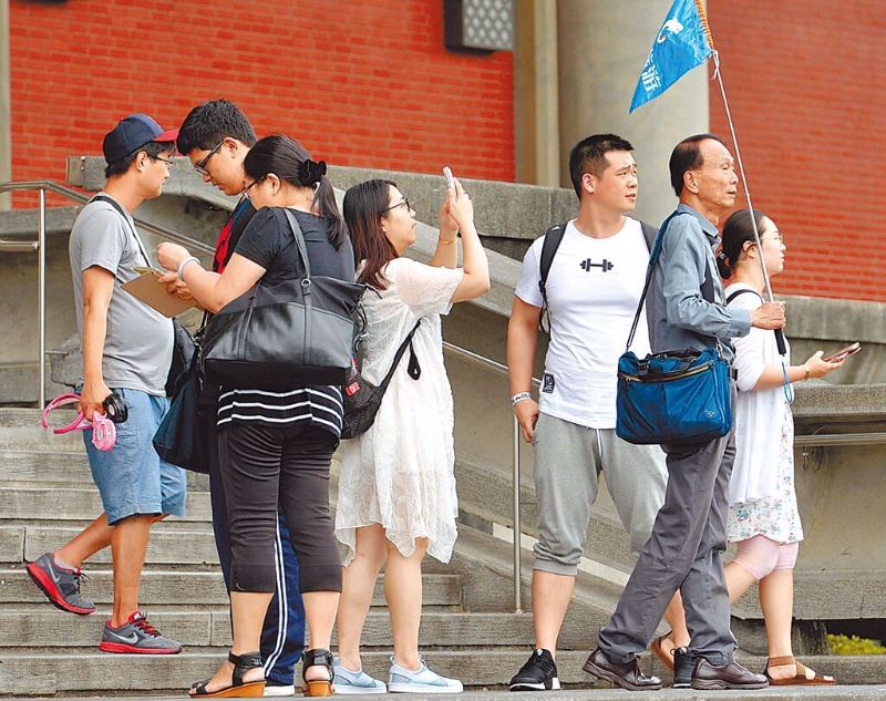 臺立法機(jī)構(gòu)國民黨團(tuán)總召傅崐萁呼吁臺行政機(jī)構(gòu)相關(guān)部門加把勁，1天開放15000至2萬陸客來臺。圖為陸客赴臺旅游情形。（示意圖，中時資料照） 圖片來源：臺灣“中時新聞網(wǎng)”
