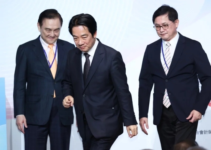 民進(jìn)黨智庫副董事長童子賢（左）拋出核2、3廠延役等“大膽建議”，身為智庫董事長的民進(jìn)黨主席賴清德（中），會(huì)不會(huì)鄭重參考？.webp