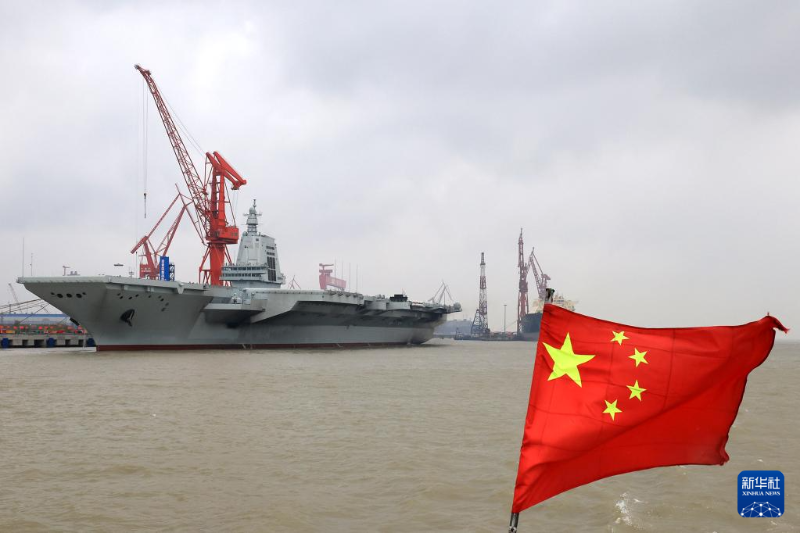 這是首航前靠泊在碼頭的福建艦（4月30日攝）。（圖源：新華社）