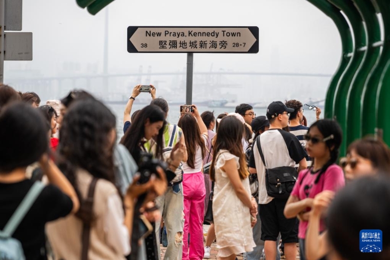 5月2日，游客在香港一處網(wǎng)紅景點打卡拍照。新華社記者 朱煒 攝