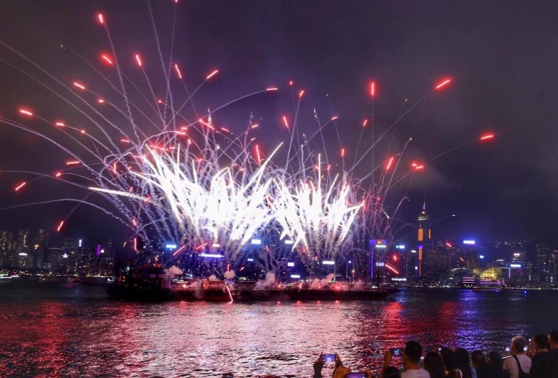 5月1日，“五一”海上煙火表演在香港維多利亞港舉行。新華社發(fā)