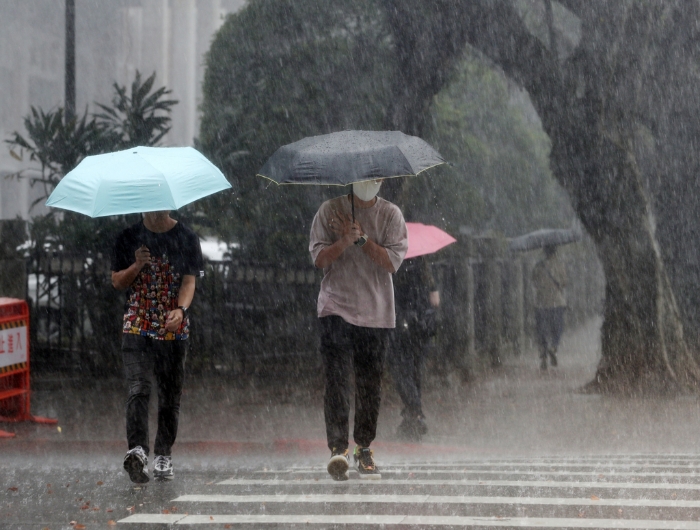 今起水氣增加，明天至周五西南風(fēng)加上梅雨滯留鋒徘徊，全臺(tái)有局部短暫雷雨，並伴隨小範(fàn)圍劇烈天氣。（資料照）