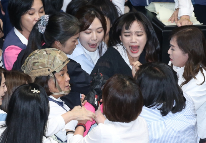 民進(jìn)黨立委黃捷（中右）等人想趁國(guó)民黨放松防備之際突襲，與國(guó)民黨立委陳玉珍（中左）發(fā)生拉扯沖突