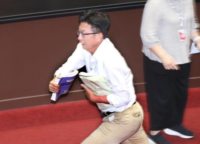 民進(jìn)黨立委郭國(guó)文搶周萬(wàn)來(lái)公文