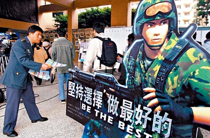 ？臺(tái)軍義務(wù)役又有逃兵！ 役男拒回營(yíng)駕車逃逸_1716864847123