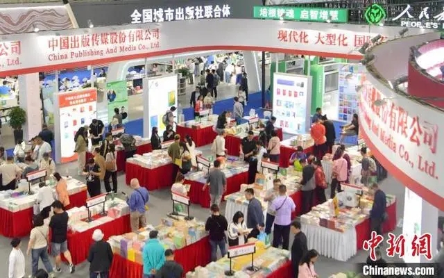 5月17日，東北書博會在長春開幕，吸引大量讀者前往購書?！?攝.webp.jpg
