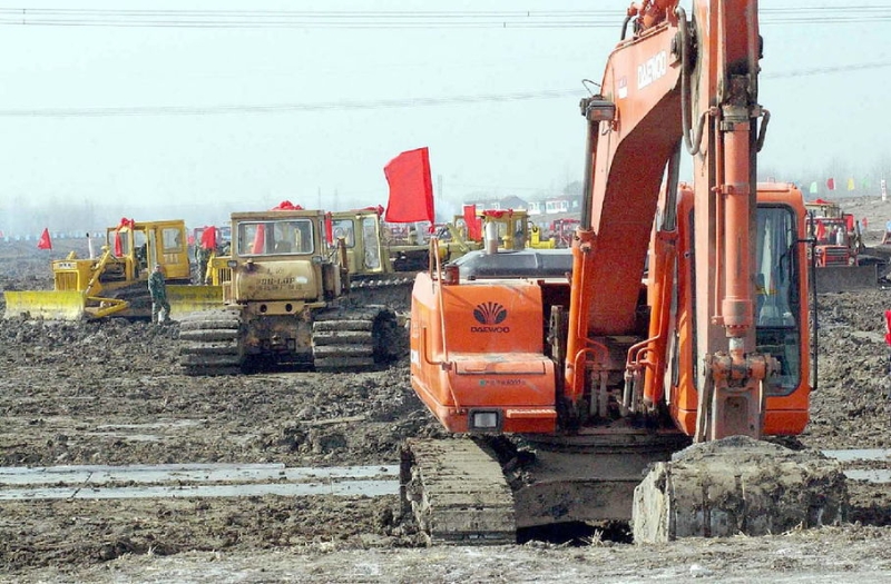 2002年12月27日，南水北調(diào)東線(xiàn)工程正式開(kāi)工，工程機(jī)械在位于江蘇揚(yáng)州寶應(yīng)縣的潼河工地上投入施工。（圖源：新華社）