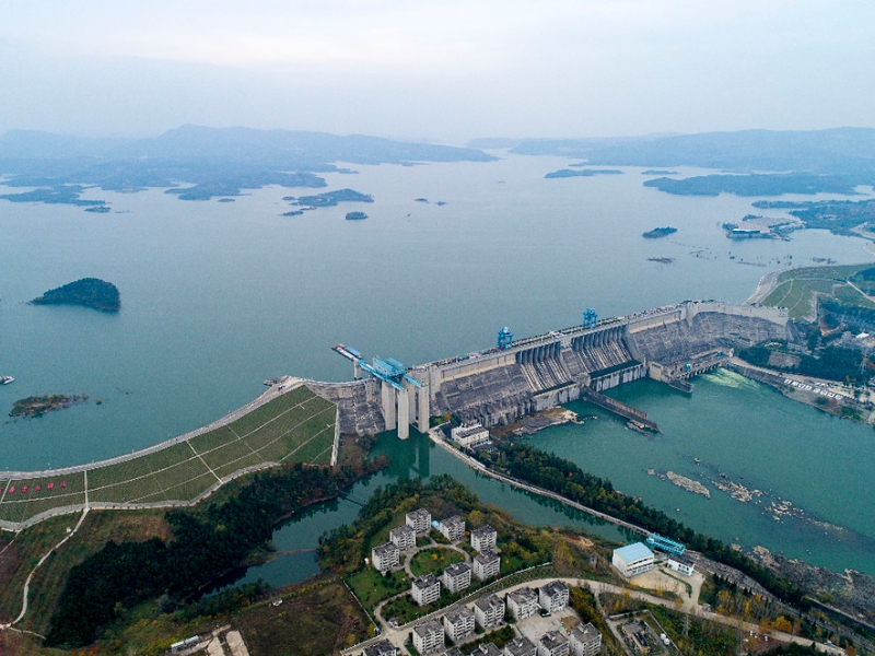 位于湖北十堰丹江口市的丹江口水庫(kù)大壩（2019年11月26日攝，無(wú)人機(jī)照片）。（圖源：新華社）