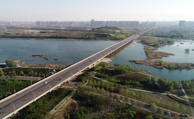 河北石家莊滹沱河景色（2021年4月13日攝，無(wú)人機(jī)照片）。滹沱河是石家莊的母親河，干涸幾十年的滹沱河重現(xiàn)生機(jī)，正是南水北調(diào)工程生態(tài)補(bǔ)水的結(jié)果。（圖源：新華社）