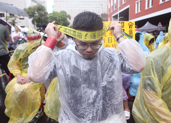 青鳥行動(dòng)號(hào)召綠營死忠支持者包圍立院，但政治傾向不強(qiáng)的大學(xué)生似未熱烈認(rèn)同該活動(dòng)訴求。（示意圖／資料照／范揚(yáng)光攝）