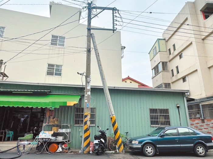 臺(tái)中市 2支電桿“依偎”引民憂(yōu)