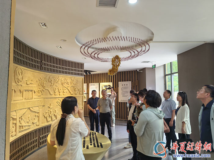 參訪團(tuán)一行走進(jìn)石泉縣鎏金銅蠶展覽館，了解桑蠶歷史與延續(xù)傳承。