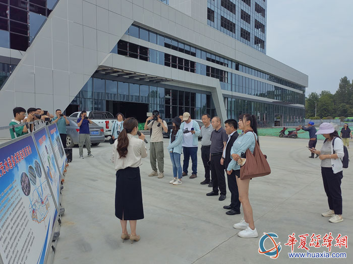 在安康無水港建設(shè)項目工地，采訪團(tuán)一行認(rèn)真傾聽項目介紹。