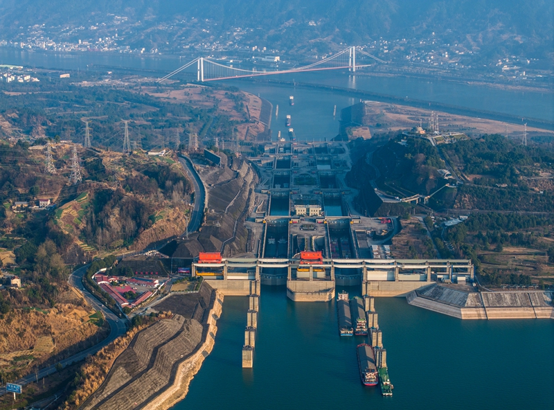 2024年1月11日，在湖北省宜昌市，船舶有序通過三峽雙線五級船閘（無人機照片）。（圖源：新華社）