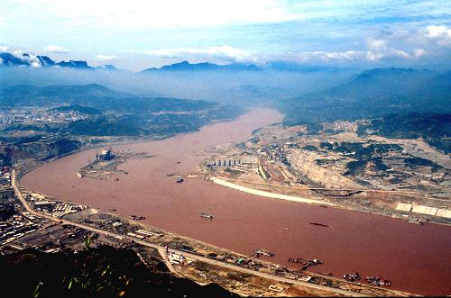 1997年10月上旬拍攝的三峽工地全景圖。當年，三峽工程成功實現大江截流，工程順利轉入二期施工。（圖源：新華社）