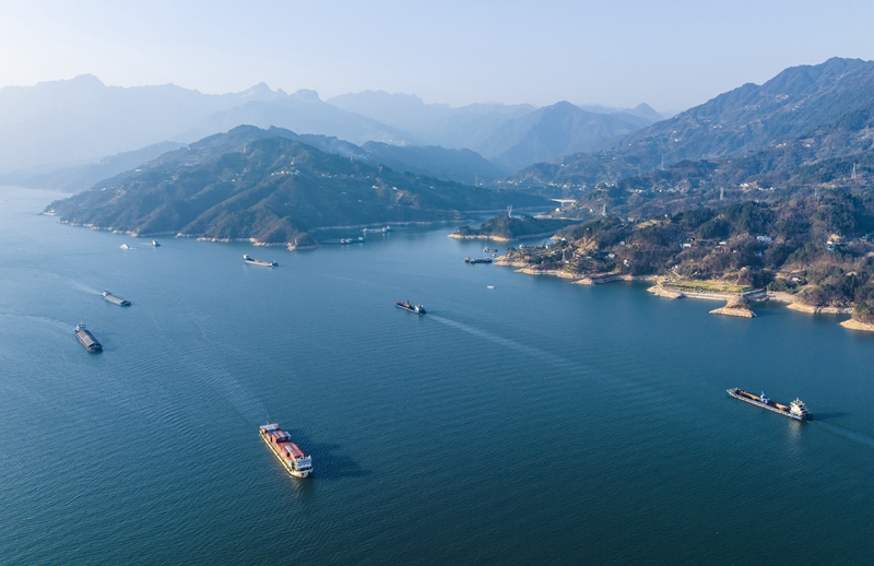 2024年1月11日，船舶行駛在三峽大壩上游湖北省宜昌市秭歸縣水域（無人機照片）。（圖源：新華社）