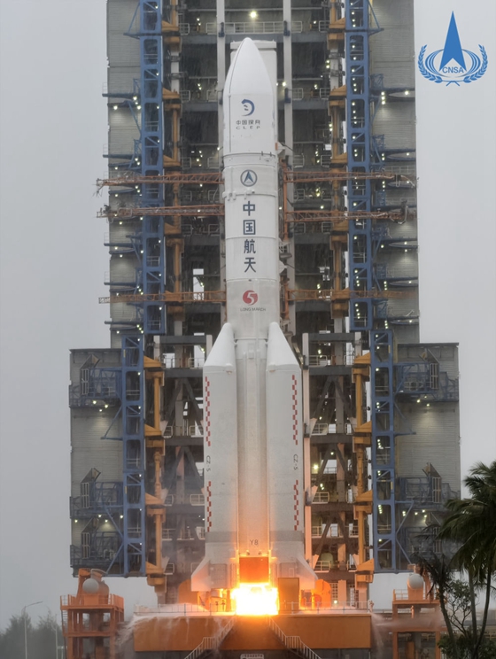 2024年5月3日17時(shí)27分，嫦娥六號(hào)探測(cè)器由長(zhǎng)征五號(hào)遙八運(yùn)載火箭在中國(guó)文昌航天發(fā)射場(chǎng)發(fā)射，之后準(zhǔn)確進(jìn)入地月轉(zhuǎn)移軌道，發(fā)射任務(wù)取得圓滿成功。（圖源：新華社）