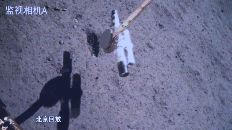 2024年6月4日在北京航天飛行控制中心屏幕上拍攝的嫦娥六號(hào)取樣回放畫(huà)面。（圖源：新華社）