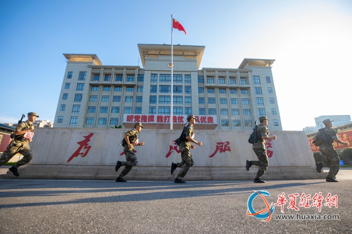 9、2024年7月5日，武警廣西總隊(duì)桂林支隊(duì)召開(kāi)軍人運(yùn)動(dòng)會(huì)暨創(chuàng)破紀(jì)錄比武競(jìng)賽。圖為參賽官兵們正在進(jìn)行五公里武裝越野競(jìng)賽。（施晨洲 攝）_副本