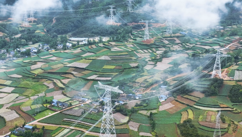 白鶴灘—浙江特高壓工程是我國西電東送重點(diǎn)工程。圖為架設(shè)在崇山峻嶺間的白鶴灘—浙江±800千伏特高壓直流輸電線。（圖源：新華社）