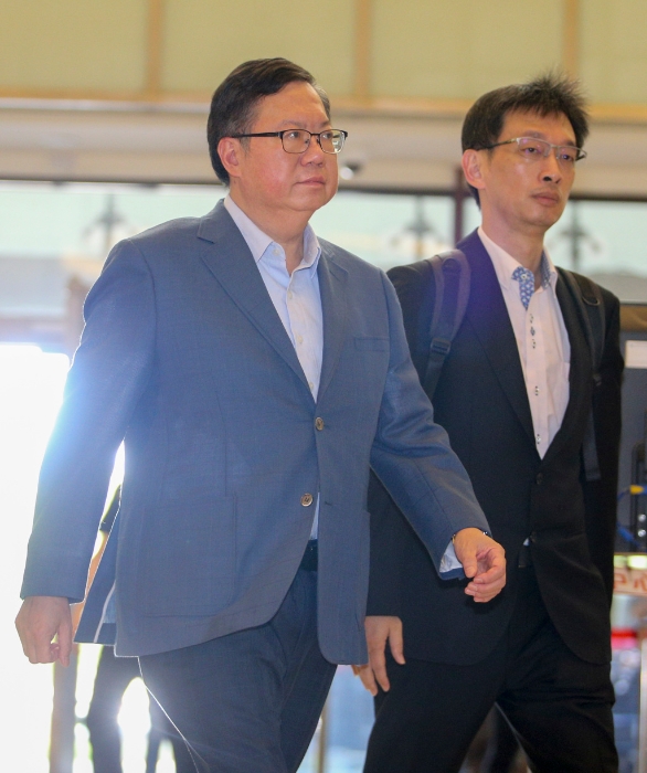 鄭文燦交保裁定被撤銷(xiāo)，法官9日上午10時(shí)重新召開(kāi)羈押庭；鄭文燦在10許抵達(dá)桃園地方法院，面對(duì)媒體詢(xún)問(wèn)，他面色凝重不發(fā)一語(yǔ)走入院區(qū)