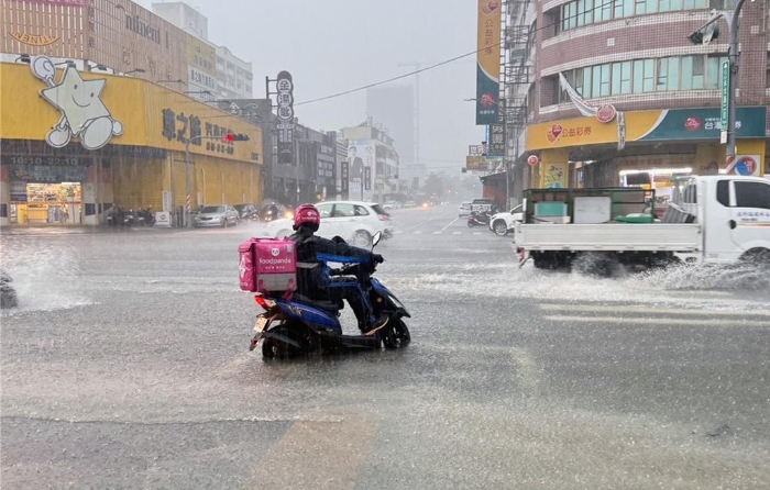 大雷雨襲臺(tái)南