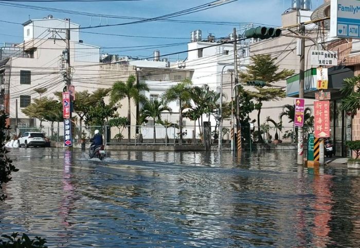 適逢年度大潮，屏東縣東港連續(xù)兩天積淹水