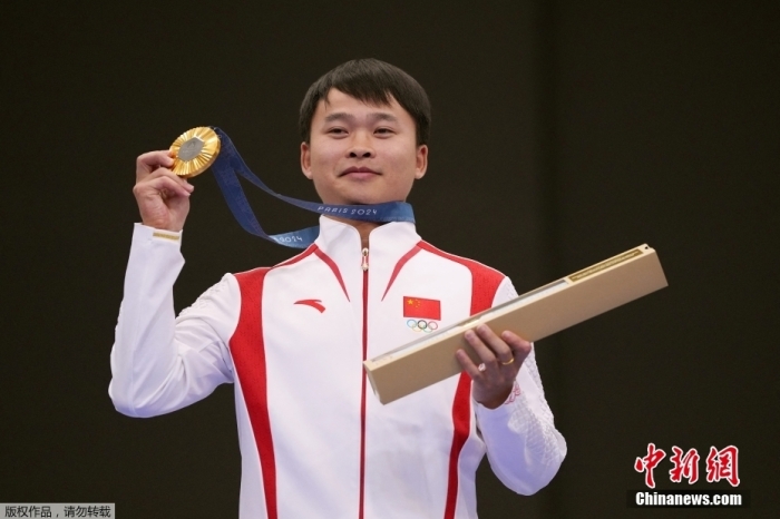 北京時(shí)間7月28日，中國選手謝瑜在巴黎奧運(yùn)會(huì)男子10米氣手槍的決賽中后來居上，打出240.9環(huán)的成績，為中國隊(duì)奪取本屆奧運(yùn)會(huì)的第三枚金牌。圖為謝瑜展示金牌。