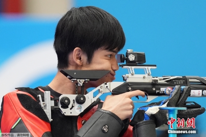 當?shù)貢r間7月29日，巴黎奧運會男子10米氣步槍決賽中，中國選手盛李豪一路領(lǐng)先，以252.2環(huán)打破奧運會紀錄并奪冠。這也是他在本屆奧運會上獲得的第二枚金牌。圖為盛李豪在比賽中。